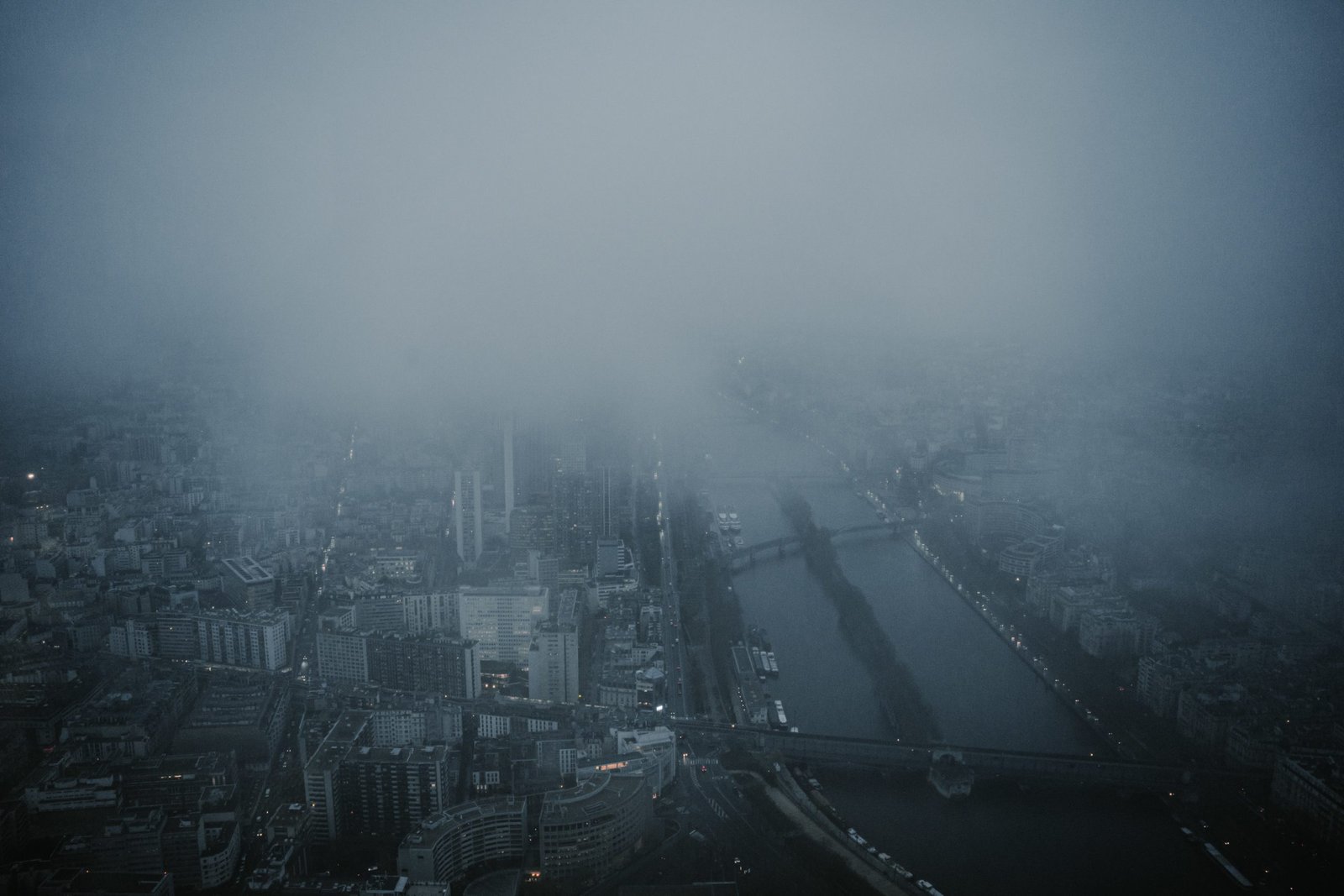 Smog over Paris - Anna Hunko / Unsplash